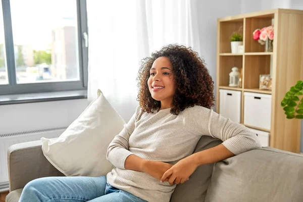 Feliz afroamericana joven mujer en casa — Foto de Stock