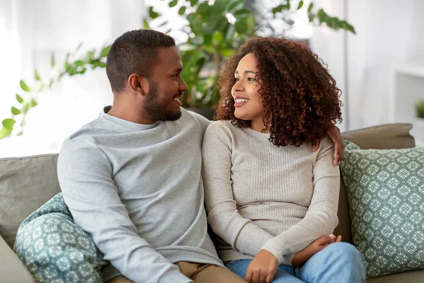 Africano americano pareja en sofá hablando en casa — Foto de Stock