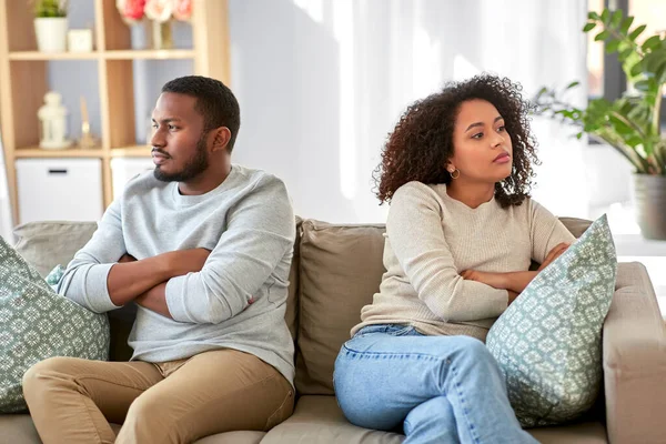 Pareja infeliz discutiendo en casa — Foto de Stock