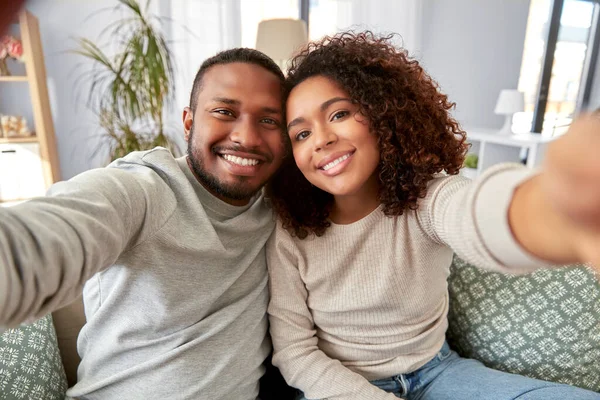 Pareja afroamericana tomando selfie en casa — Foto de Stock