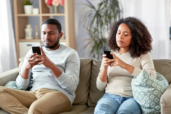 Afrikaans Amerikaans paar met smartphone thuis — Stockfoto