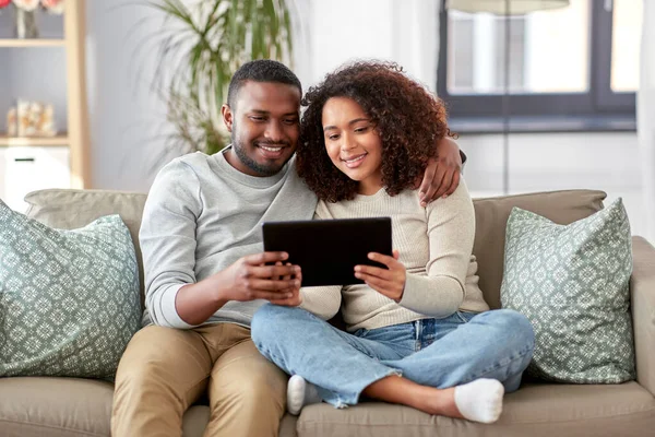 Casal afro-americano com tablet pc em casa — Fotografia de Stock