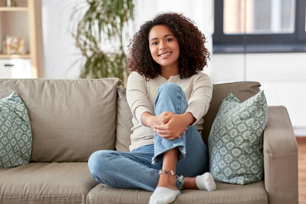 Heureuse jeune femme afro-américaine à la maison — Photo