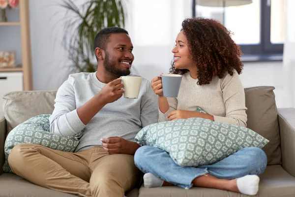 Africano americano pareja beber café en casa — Foto de Stock