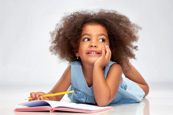 Heureuse petite afro-américaine fille avec carnet de croquis — Photo