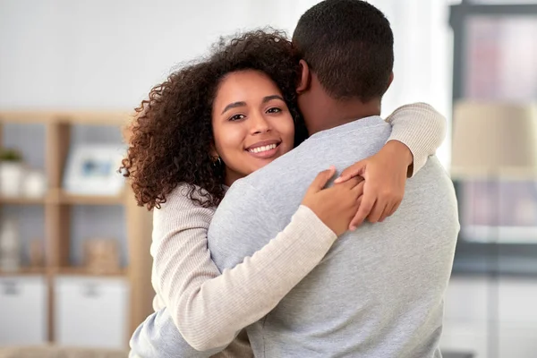 Ευτυχισμένο ζευγάρι Αφροαμερικανών που αγκαλιάζονται στο σπίτι — Φωτογραφία Αρχείου