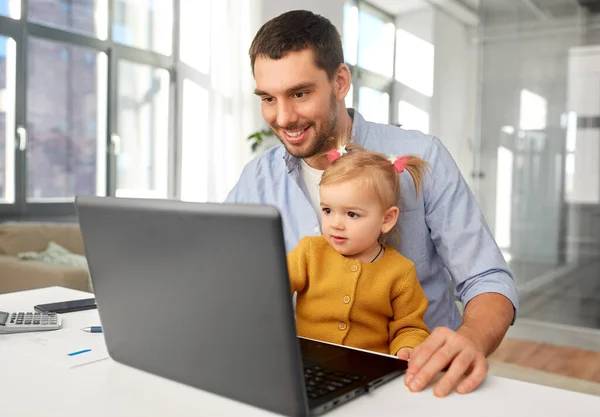 Travail père avec bébé fille au bureau à la maison — Photo
