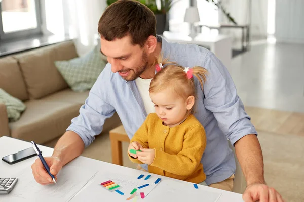 Padre di lavoro con la figlia bambino a casa ufficio — Foto Stock