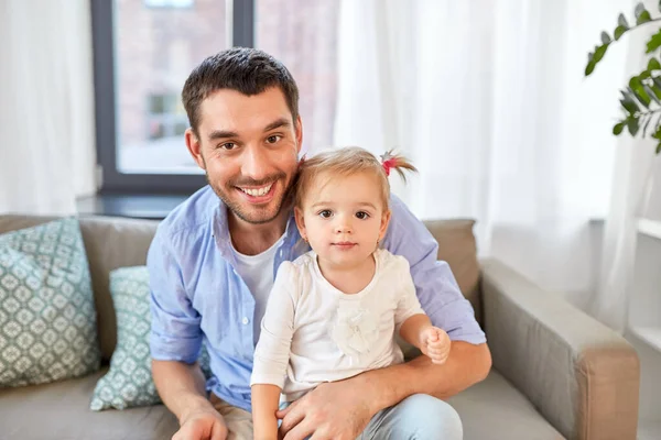 Padre con hijita en casa — Foto de Stock