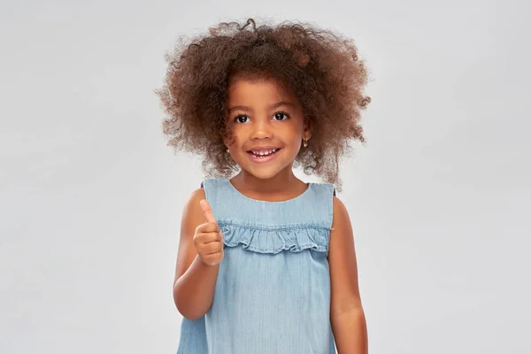 Little african american girl showing thumbs up — Stock Photo, Image