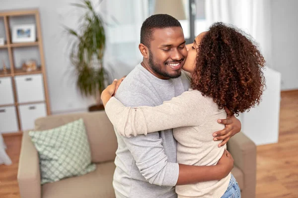 Χαρούμενο ζευγάρι Αφροαμερικανών που φιλιούνται στο σπίτι. — Φωτογραφία Αρχείου