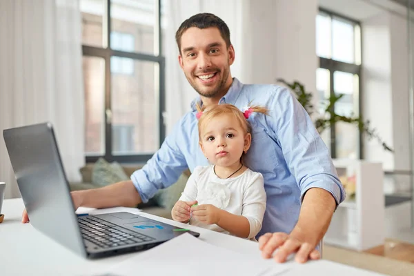 Padre di lavoro con la figlia bambino a casa ufficio — Foto Stock