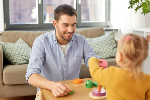 Padre che gioca con la figlioletta a casa — Foto Stock