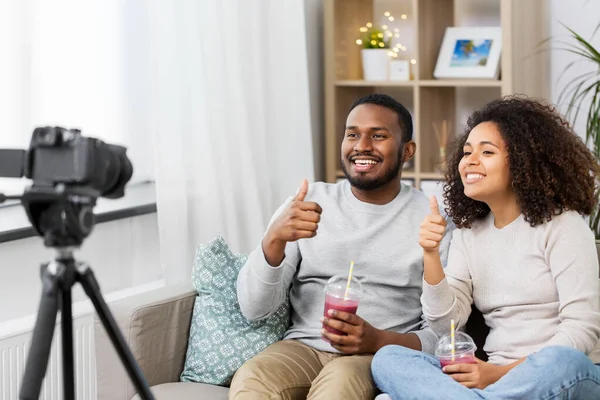 Pareja de video bloggers con cámara en casa — Foto de Stock