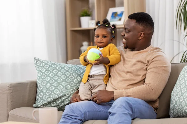 Щасливий афроамериканський батько з дитиною вдома — стокове фото