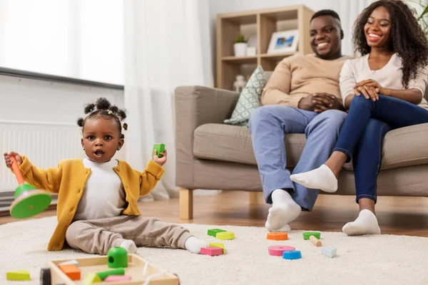 Afrikanische Familie mit kleiner Tochter spielt zu Hause — Stockfoto