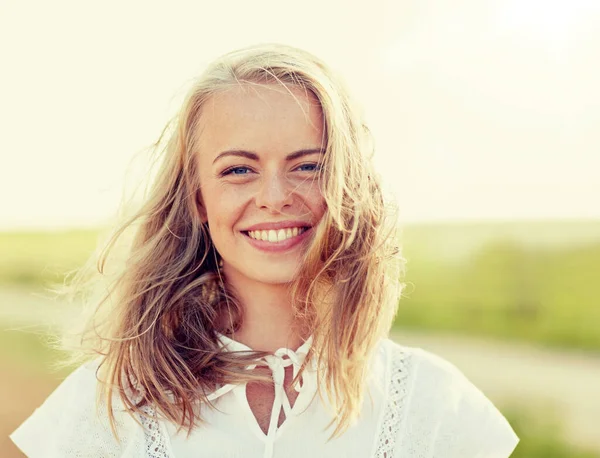 Close up van gelukkige jonge vrouw in witte buitenshuis — Stockfoto
