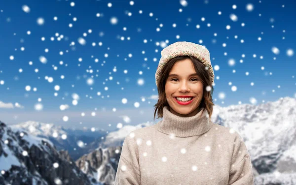 Fiatal nő kötött téli kalap és pulóver — Stock Fotó