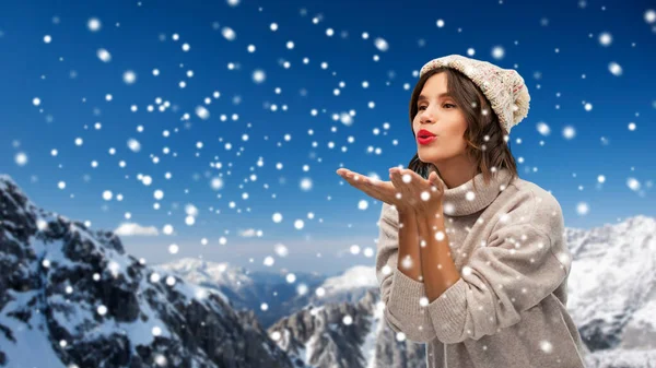 Young woman in knitted winter hat sending air kiss — Stock Photo, Image