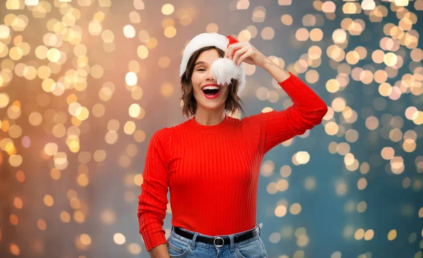 Gelukkig jong vrouw in santa hoed op kerst — Stockfoto