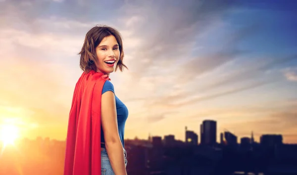 Mulher feliz em capa de super-herói sobre a cidade de Tallinn — Fotografia de Stock