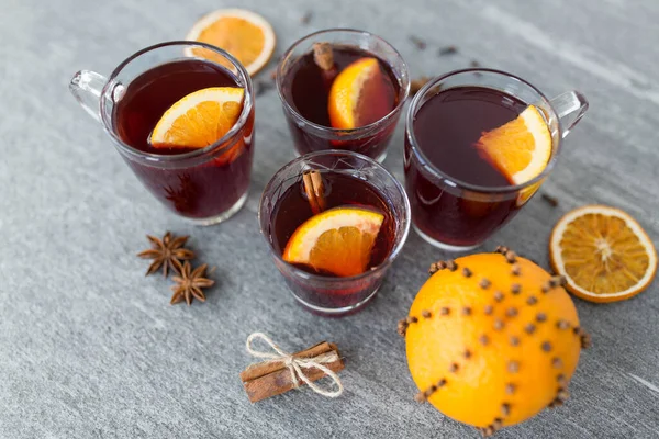 Bicchieri di vin brulè con arancia e cannella — Foto Stock