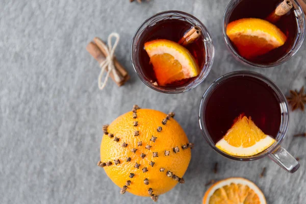 뜨겁게 혼합 된 포도주 , 오렌지 조각, 건포도 및 양념 — 스톡 사진