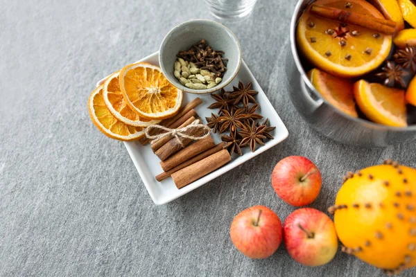 Topf mit Glühwein, Orangen, Äpfeln und Gewürzen — Stockfoto