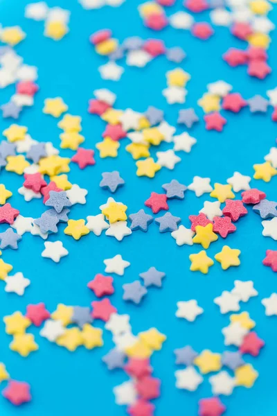 Estrela em forma de pastelaria polvilha no fundo azul — Fotografia de Stock