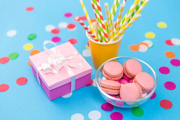 Geburtstagsgeschenk, Macarons und Papierhalme für die Party — Stockfoto