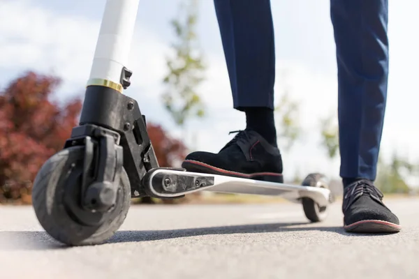 Joven hombre de negocios con scooter eléctrico al aire libre —  Fotos de Stock
