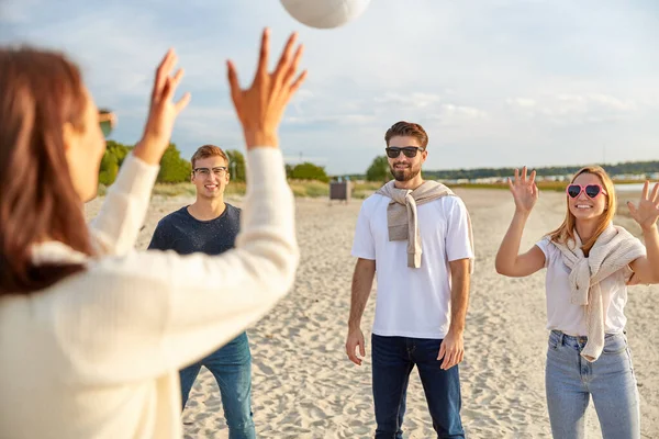 Arkadaşlar yazın plajda voleybol oynuyorlar. — Stok fotoğraf