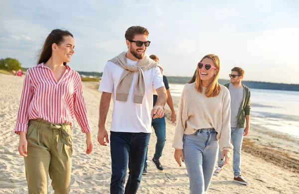 Amigos felices caminando por la playa de verano —  Fotos de Stock