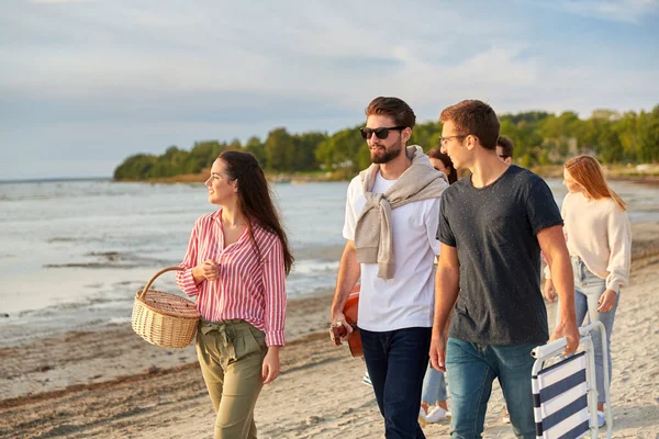 Szczęśliwy przyjaciele spacery wzdłuż letniej plaży — Zdjęcie stockowe