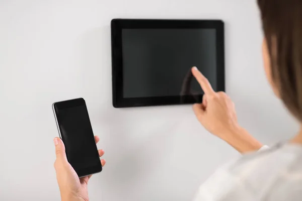 Mujer usando tableta y teléfono inteligente —  Fotos de Stock