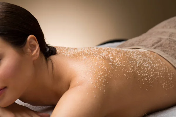 Close-up van vrouw met zeezout op de huid in spa — Stockfoto