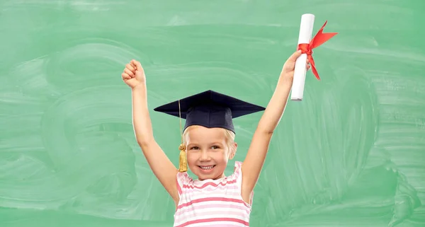 Glad liten flicka i kartong med diplom — Stockfoto