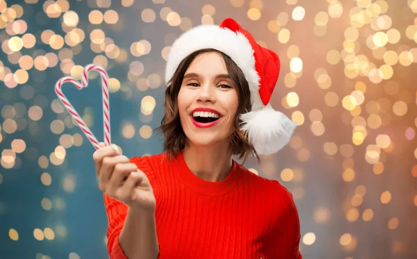 Glad ung kvinna i tomte hatt på jul — Stockfoto