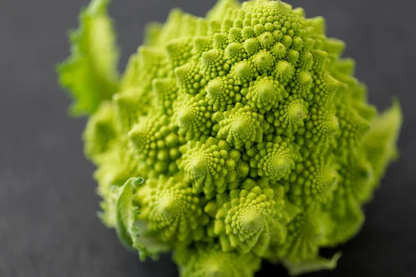 Close up de brócolis romanesco na mesa — Fotografia de Stock