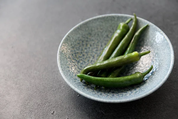 Close-up van groene chili pepers in schaal — Stockfoto