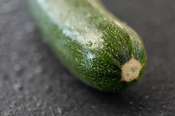 Zucchine su sfondo pietra ardesia — Foto Stock