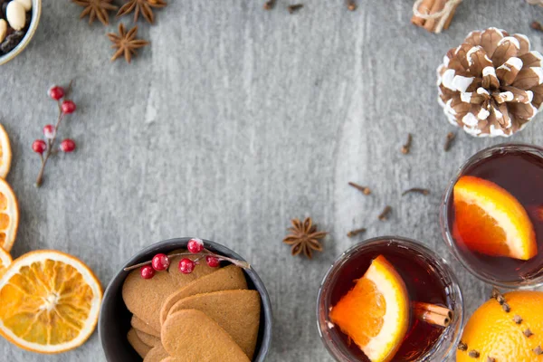 Glühwein, Orangenscheiben, Rosinen und Gewürze — Stockfoto