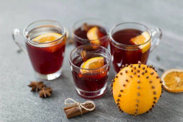계피와 오렌지가 섞인 혼합 된 와인 한 잔 — 스톡 사진