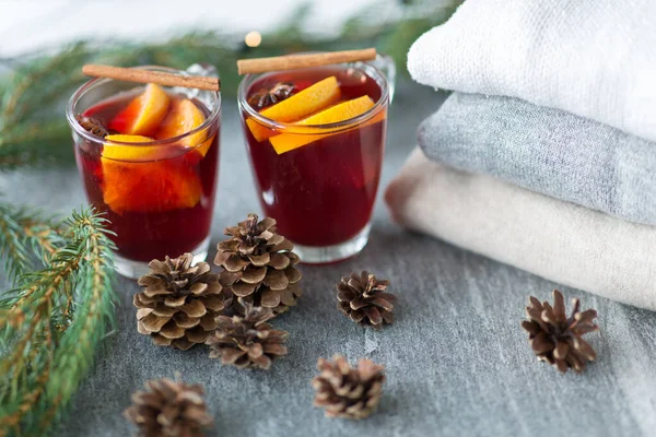 오렌지와 향신료를 섞어 만든 포도주, 원추형과 전나무 — 스톡 사진