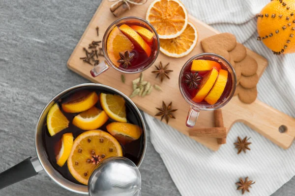 Pentola con vin brulè caldo, fette di arancia e spezie — Foto Stock