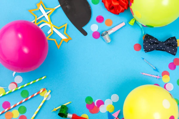 Verjaardagsfeest rekwisieten, ballonnen en confetti — Stockfoto