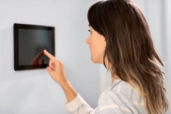 Mujer usando tableta en el hogar inteligente — Foto de Stock