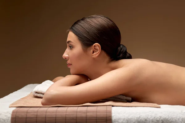 Jeune femme couchée au spa ou salon de massage — Photo