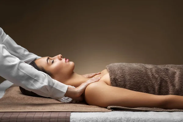Mulher tendo rosto e cabeça massagem no spa — Fotografia de Stock