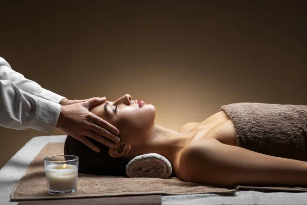 Mujer teniendo masaje facial y de cabeza en el spa —  Fotos de Stock